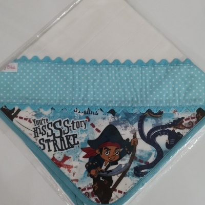 Fralda branca com borda azul claro e estampado de pirata colorido