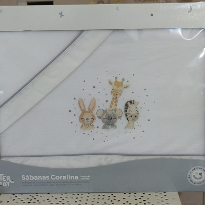 Conjunto de lençóis branco com bordado de animais em embalagem