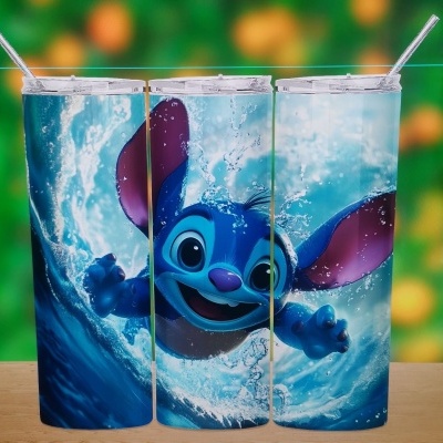 Três copos térmicos azuis com imagem do personagem Stitch em fundo aquático