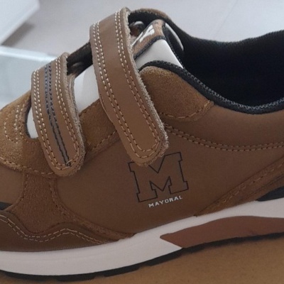 Sapatilha desportiva castanha de criança com tiras de velcro