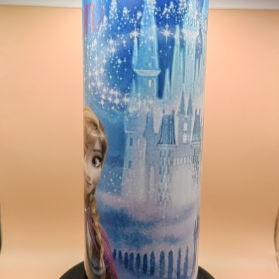 Garrafa térmica azul com imagem da princesa Elsa e castelo de gelo