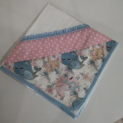 Babete triangular para bebé com padrão de animais e bolinhas em rosa e azul