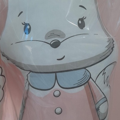 Almofada em forma de raposa vestida com casaco rosa