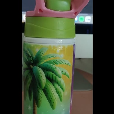 Garrafa plástica colorida com tampa rosa e verde e decoração tropical