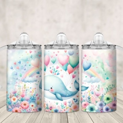 Três garrafas infantis decoradas com baleia, balões e flores coloridas