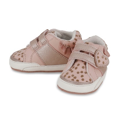 sapatilhas bebé rosa com bolinhas castanhas e fecho de velcro em forma de coração