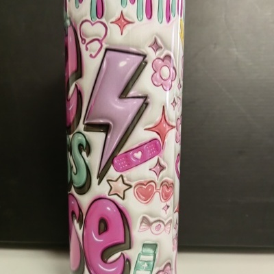 Frasco cilíndrico colorido com desenhos de relâmpagos, corações e estrelas