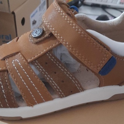 Sandália castanha para criança em pele com fecho de velcro