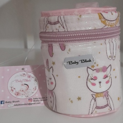 Estojo cilíndrico de tecido branco com desenhos de gatas cor de rosa e dourado e fecho zip rosa.