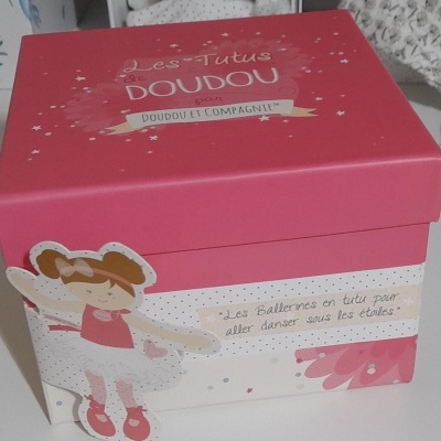 Caixa decorativa rosa e branca com ilustração de bailarina e textos em francês
