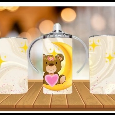 Copos térmicos brancos com desenhos de urso segurando coração rosa sobre superfície de madeira