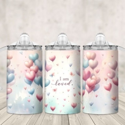 Garrafa plástica com alça e padrão de corações coloridos e texto 'I am Loved.'
