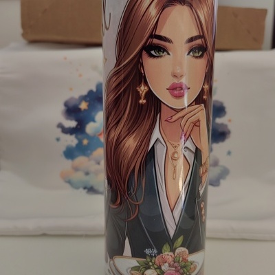 Garrafa ou copo com ilustração de mulher de cabelo castanho e roupa formal