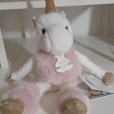 Peluche de unicórnio branco com chifres dourados e colete rosa