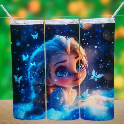 Três copos térmicos azuis com personagem infantil e borboletas