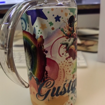 Garrafa plástica com desenho colorido e nome Gustavo