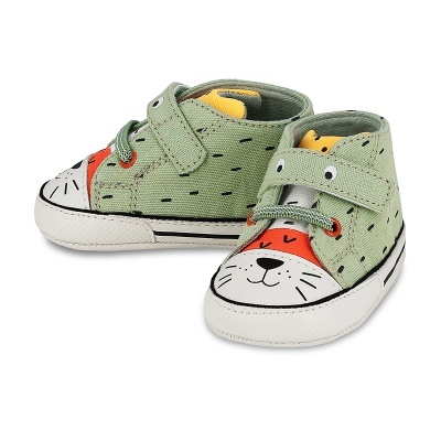 Sapatilhas infantis verdes com padrão de pontos, rosto de animal na biqueira e fecho em velcro