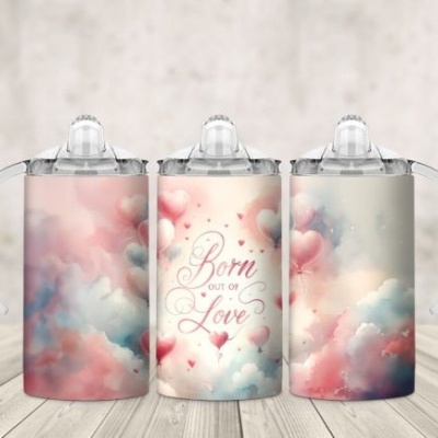 Três copos infantis com padrão de nuvens rosa e azul e texto Born out of Love.