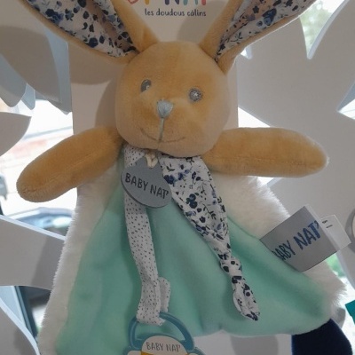 Pelúcia coelho BABY NAT com roupa verde água e padrão floral nas orelhas