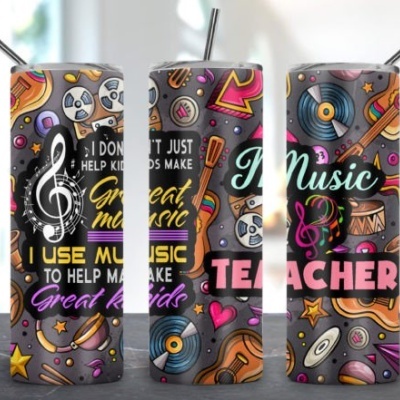 Copo térmico com decoração colorida e texto sobre música e professor de música