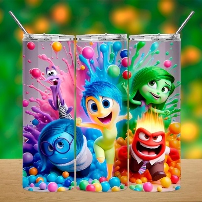 Copos metálicos coloridos com personagens animados do filme Divertidamente.