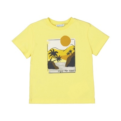 T-shirt amarela com estampado de praia e texto 'enjoy the ocean'