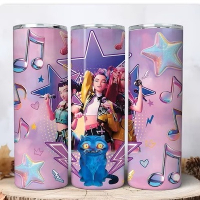 Três copos metálicos com ilustração de jovens cantoras e gato azul em fundo roxo com notas musicais