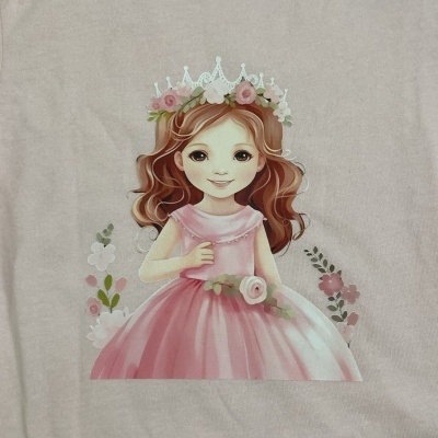 T-shirt rosa com desenho de menina de vestido rosa e coroa de flores