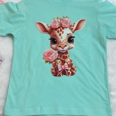 T-shirt infantil azul clara com estampa de girafa e flores cor-de-rosa
