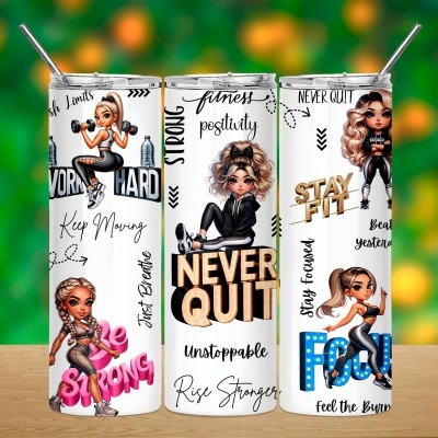 Copos metálicos altos decorados com ilustrações de mulheres atléticas e frases motivacionais.