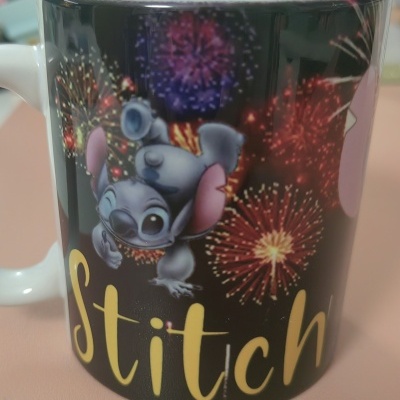 Caneca preta com personagem Stitch e fogos de artifício coloridos