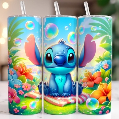Três copos altos com decoração tropical e personagem azul