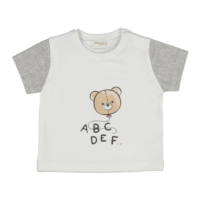 Camiseta infantil branca com mangas cinza riscas e estampa de ursinho e letras