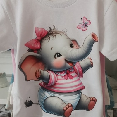 Camisola infantil branca com elefante bebé e borboleta rosa estampados