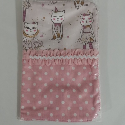 Bolsa de tecido rosa com bolinhas brancas e desenhos de gatos vestidos de bailarina