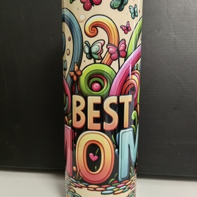 Copo decorado com borboletas coloridas e texto 'BEST MOM' em várias cores