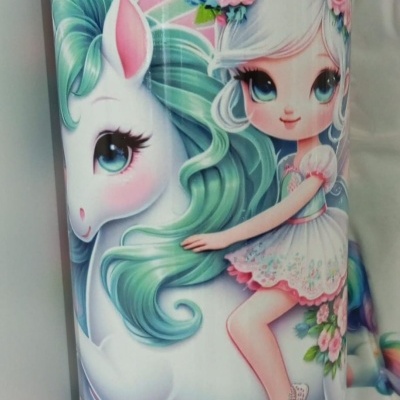 Copo decorado com menina e cavalo em estilo desenhado, cores pastel