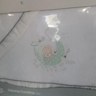 Lençóis brancos para bebé com ursinho numa lua verde e borda cinza