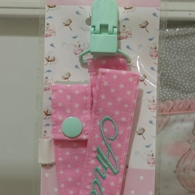 Tira para chupeta rosa com estrelas brancas e nome bordado Ana