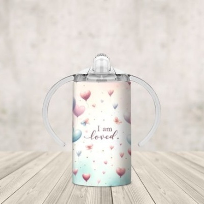 Mamadeira para bebé com pega e decoração de corações e texto I am loved.