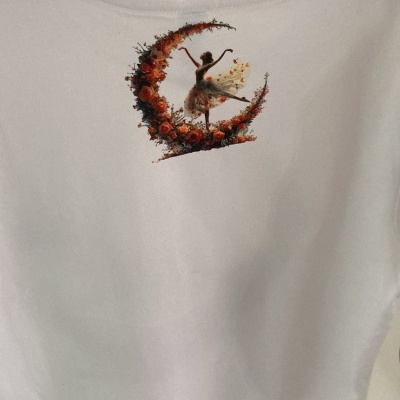 T-shirt branca com estampa de bailarina e meia-lua de flores nas costas