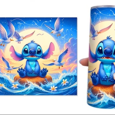 Copo metálico com ilustração do Stitch sentado numa rocha no mar com gaivotas e sol ao fundo