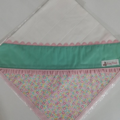 Toalha de bebé branca com detalhes verde e floral e bordas cor-de-rosa