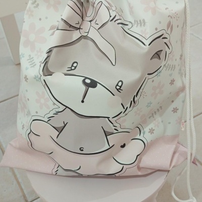 Saco de tecido com estampa de urso e flores em tons de rosa e cinza