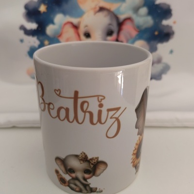 Caneca branca com o nome Beatriz e elefantes bebés desenhados.