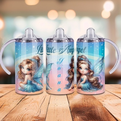 Três copos decorados com anjinhas azuis e texto Little Angel Ioana