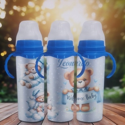 Três biberões com decoração de ursinhos e texto, tampa e pega azul.