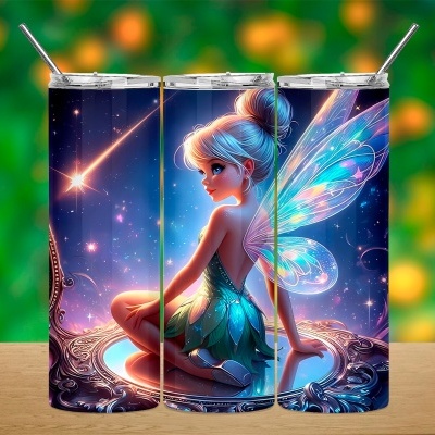 Três copos de aço inoxidável com desenho de fada colorida em ambiente estrelado.