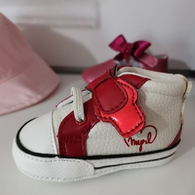 Tênis de bebé branco e vermelho com design de maçã e texto Mayoral