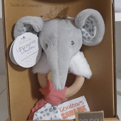 Chocalho de elefante cinzento com anel de madeira e tecido rosa na embalagem